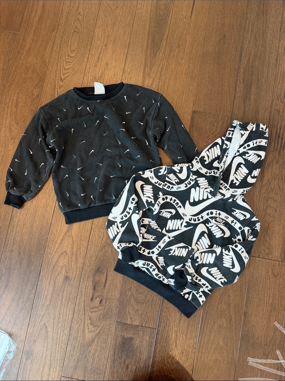Nike Kids Black & White Logo Sweatshirt/Sweater Set Size 4 - C39-207